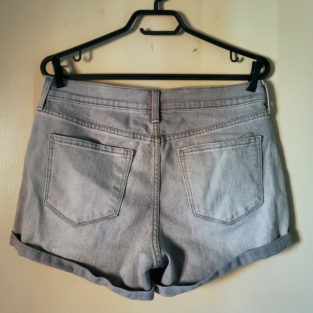 🌿 Relaxed Grey Shorts - Picture 3 of 5